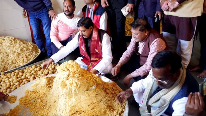 मुख्यमंत्री डॉ. यादव ने श्रीराम मंदिर अयोध्या के लिए बनाए लड्डू